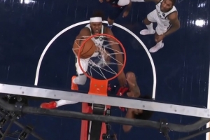 摧枯拉朽！米德尔顿背传巴格利 后者暴起力压特纳双手隔扣