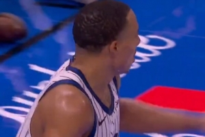 五大囧+1！布泽利斯三分不中 贝恩试图单臂揽板&直接乌龙补篮