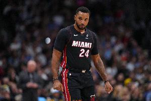 大炮VS手枪！热火全场46次出手轰进24记三分 快船仅29中9