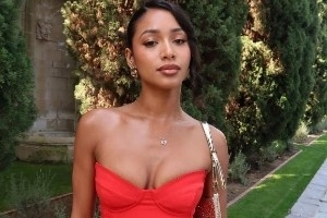 😍性感火辣！朗佐·鲍尔女友观战湖人 秀出迷人身材