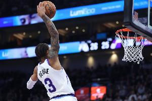 上场0分8失误憋着劲呢！乔治反击罚球线一步滑翔单臂炸扣！