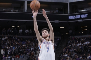 切特：特定防守下投三分简单 换防联防更具随机性要移动创造空间