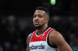 没手感！麦科勒姆半场9投仅2中拿到4分4助 三分5中0