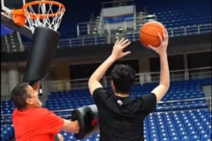 NBA顶级教练Bill特训青岛男篮小将李俊贤——第一课 篮下进攻！