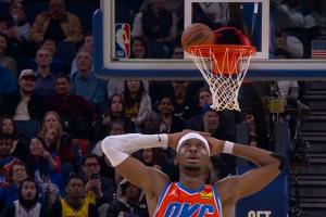 导播神角度制造名场面😂亚历山大罚球后球卡篮脖子 这也行啊？