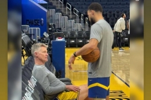 09双雄互动！库里上脚哈登10代战靴 哈登INS转发：🤞🏾