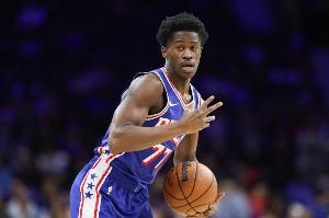 2分到手！麦科勒姆反击上空篮先打板 埃奇库姆追防再帽干扰球