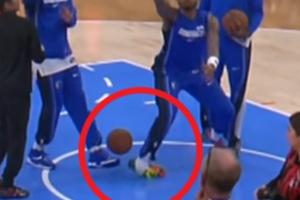 你这也太衰了😨PJ·华盛顿热身时跳起踩到滚来的球扭伤脚踝...