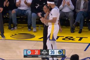 😛兄弟篮球弟弟先上！赛斯-库里首节末登场 勇士主场全场欢呼！