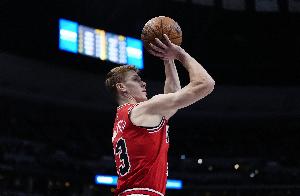 场均11.9分3.3板！多诺万：许尔特左腿筋拉伤将至少缺阵一周