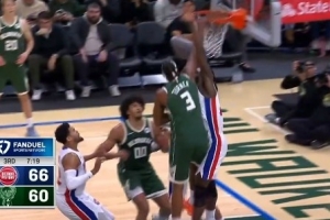 石破天惊！特纳中路突击 起飞滑翔单臂暴力隔扣斯图尔特