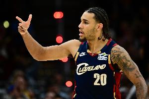 一马当先！泰森反击直奔篮下 起飞滑翔单手暴力灌筐