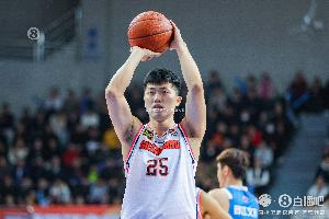 差劲！张皓嘉15分钟6中1拿到4分出现4犯规 正负值-9