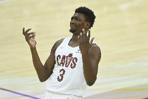 遮天蔽日！托马斯·布莱恩特腾空暴起 大帽扇飞对手上篮