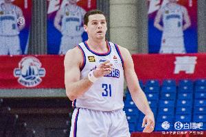 不理想！大卫·詹姆斯14投5中拿到14分8板 正负值-16