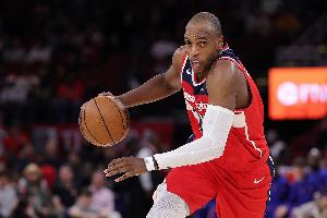 老道！米德尔顿迎着怀特抢投 三分命中还造犯规打成3+1