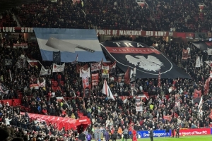 屠夫归来😂曼联球迷tifo支持利马，将阿根廷国旗太阳替换为菜刀