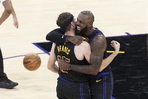 关键的铺垫！里夫斯直冲篮下 上篮得手先帮助湖人扳平比分