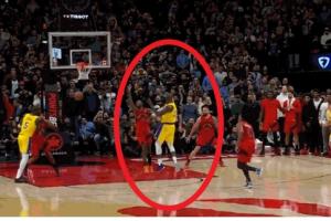 这就是经验！詹姆斯最后看都没看八村 但还是精准传球找到后者