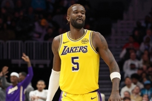 关键防守立功了！艾顿11中8得17分8板2断 仅一个罚球