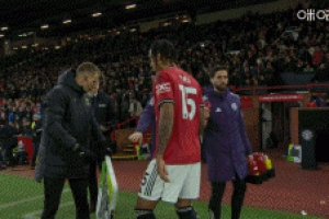 曼联半场换人，约罗登场，换下身背一张黄牌的海文