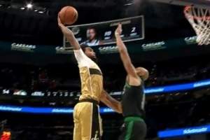 残暴！贾斯汀·尚帕尼抢断反击 滑翔战斧暴力隔扣怀特