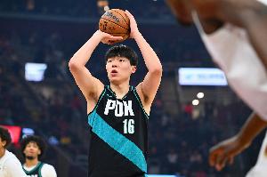 稳健！杨瀚森禁区内连续晃动被切球 淡定拿回球权干拔稳稳命中！