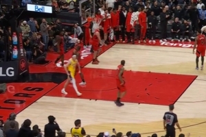 巨星气质！八村塁绝杀前里夫斯强突1打3扳平比分 回防时狂喷裁判