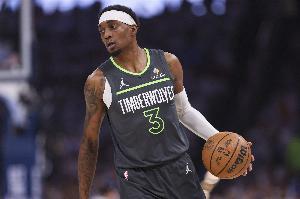 攻防俱佳！麦克丹尼尔斯14中6拿到14分7板5助2断2帽