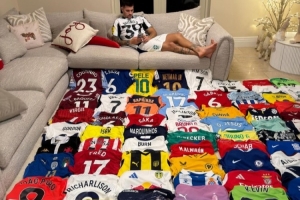 纽卡中场吉马良斯社媒晒球衣收藏：非卖品😘