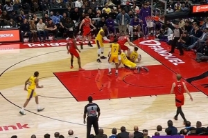 拼劲十足！拉拉维亚倒地拼抢拿到球权 随即紧急叫停