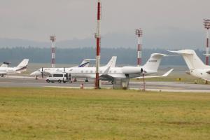 🥰爸辅加成归来！东契奇已经乘坐私人飞机返回美国