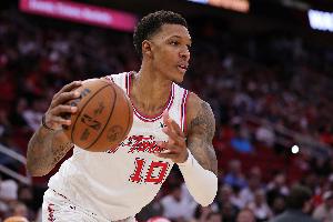 稳定输出！小贾巴里·史密斯半场7中4拿到10分1板2助 正负值+17