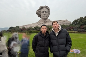 周琦晒与翟晓川等队友的合照：十年又来橘子洲头 我俩一队了