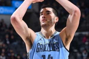 打得不错！扎克·埃迪9投4中&罚球3中2 得到10分9板1助2帽