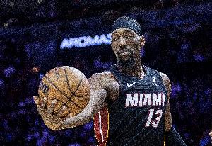 战术没打出来！热火绝杀一击变阿德巴约持球干拔三分 皮球三不沾