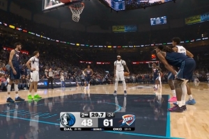 白玉柱塌了！浓眉被切特拉拽犯规但2罚不中 补篮还遭后者遮天大帽