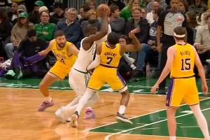 没冤枉！布朗对文森特进攻犯规 马祖拉挑战失败