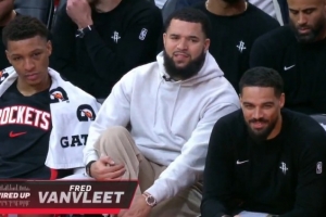 范弗里特在替补席喊话狄龙：你有得过40分？让我见识一次吧😂