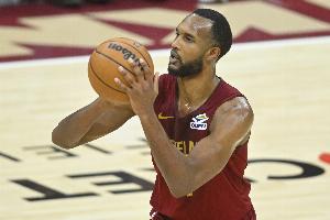 攻防在线！小莫布里半场17分钟 10中6拿到13分4板2帽