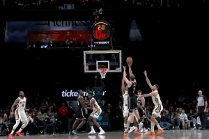 值得表扬！沃尔夫背运后虚晃 一打二罚球线强投压哨命中但先超时