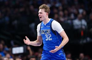 浓眉：弗拉格已经成为对手重点防守对象 他愿意承担责任&更进一步