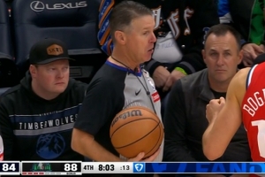 是不是故意的😂康利发球博格丹干扰直接拍到裁判脸上