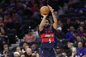 乾坤大挪移！贾斯汀·尚帕尼底线接球 高难度拉杆反篮打中