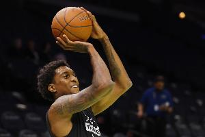 高难度！麦克丹尼尔斯底线突破 滞空拉杆海底捞月上篮得手