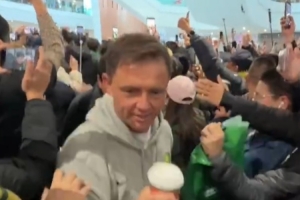 人山人海！北京国安足协杯夺冠返京，球迷机场齐唱队歌燃爆现场