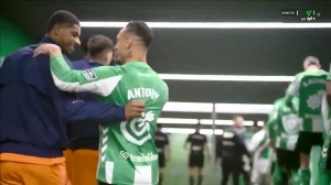 他乡遇故知❤️安东尼赛前与拉什福德拥抱致意，“炸弹小队”重逢