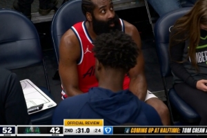 幸无大碍！哈登三分被戈贝尔垫脚犯规 裁判回看后给后者一级恶犯