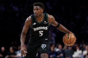 爱德华兹上半场5中3&6罚6中拿到12+3+3+2 出现4次失误&正负值-14