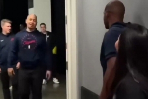 美媒晒视频：卢拥抱正在和保罗聊天的女性 后者疑似快船前助教